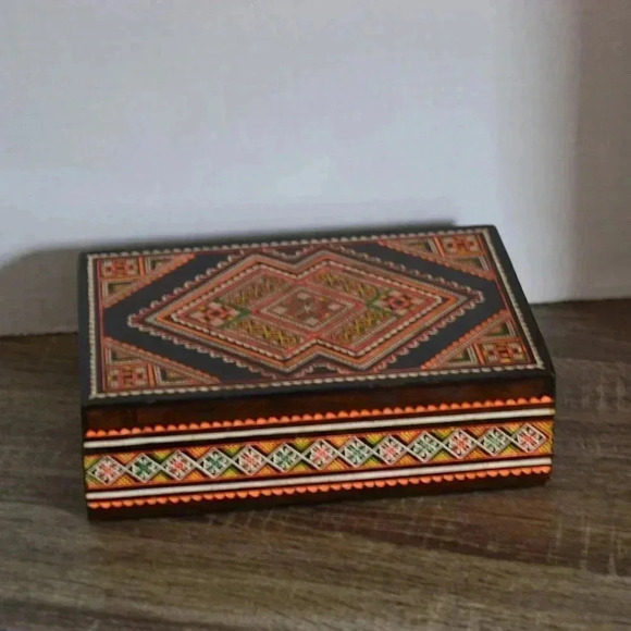 Vtg Carved Painted Wood  Box - Picture 3 of 9